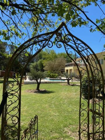 Bed and Breakfast L'Eveil En Provence Entrecasteaux Екстер'єр фото